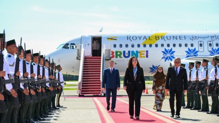 Osmani arrin në Brunei – pamje nga pritja shtetërore ushtarake në aeroport