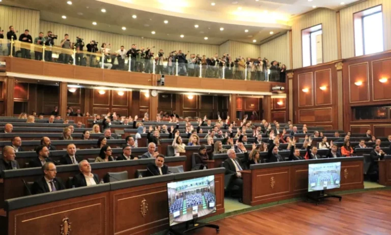 Kuvendi del me njoftim për seancën e sotme