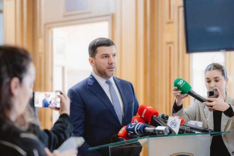 Krasniqi: Kurti nuk i ka numrat për kryeministër andaj po na mban peng