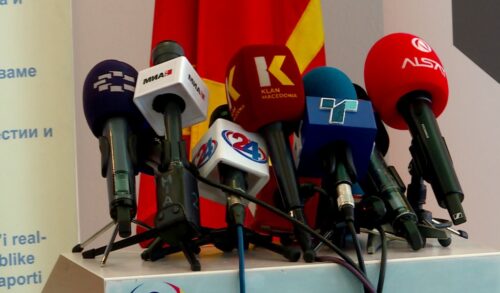 “Reporterët pa kufij”: Maqedonia e Veriut shënon rënie në lirinë e medias