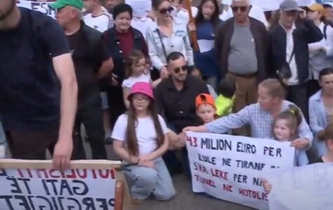 Banorët e Hotolishtit në protestë: Balluku kishte 10 mijë euro për të larë makinën, por nuk ka lekë për të ndërtuar 300 metra tunel
