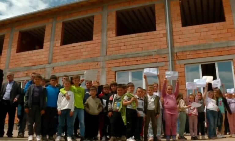Banorët shqiptarë në Krushevë ndërtuan objekt shkollor me vetë-iniciativë, autoritetet kanë vendosur ta rrënojnë!