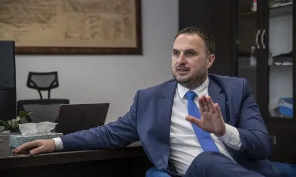 Luan Dalipi kundërshton akuzat e PDK-së: Vëllai im ka aplikuar me plot të drejta për t’u angazhuar në tregun e energjisë