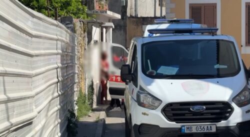 I zhveshur dhe i “larë” në gj*k, momenti kur turisti amerikan që m*sakroi bashkëjetuesen del nga banesa e marrë me qira