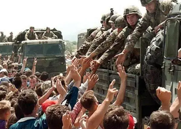 26 vjet pas çlirimit: Osmani nderon luftëtarët e UÇK-së dhe ushtarët e NATO-s për guximin dhe shpresën që sollen