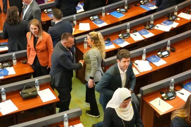 Politikanët “abuzojnë” me vakumin kushtetues për konstituimin e Kuvendit
