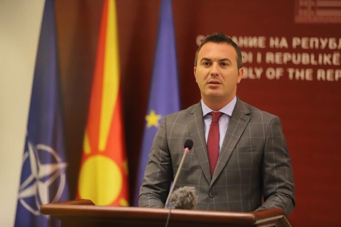 Stoillkoviq në ambasadën ruse, reagon Ademi: Avokati i Moskës brenda qeverisë!