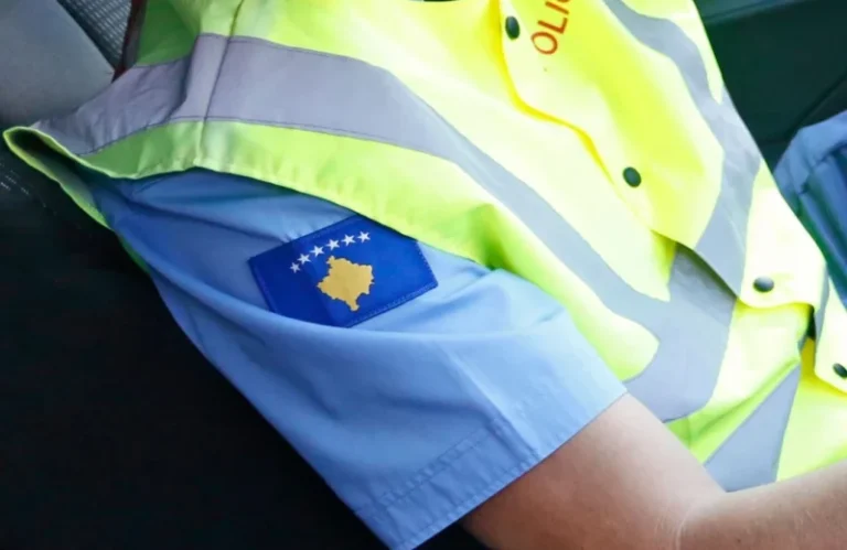 Rrihen disa zyrtarë policorë në Prishtinë, i dyshuari dërgohet në psikiatri