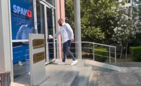 Atentati ndaj ish-prokurorit Arjan Ndoja, Halit Valteri paraqitet në GJKKO! Publikoi në parlament video nga momenti i ngjarjes