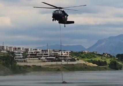 Në ndihmë të Shqipërisë për përballimin e zjarreve gjatë verës, Ambasada e SHBA në Tiranë: Trajnime të përbashkëta në Bazën Ajrore të Farkës