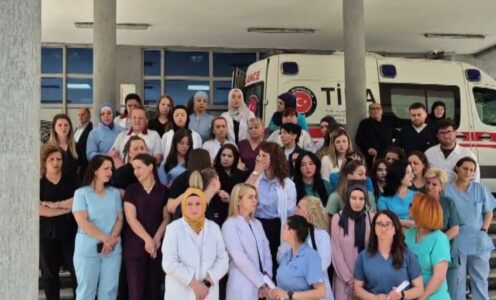 Infermierët në Spitalin Klinik në Tetovë edhe sot protestuan duke kërkuar zgjidhjen e statusit të tyre