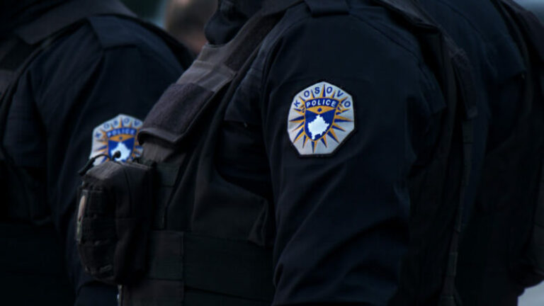 “Uniforma të grisura, antiplumba të huazuar – Policia e Kosovës në krizë logjistike”