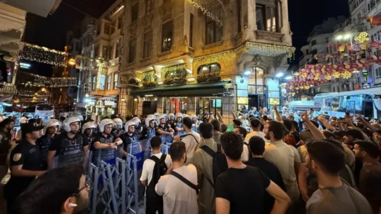 “Akt imoral dhe provokim i pastër”/ Vijojnë protestat në rrugët e Stambollit, karikatura e Profetit ndez revoltë te qytetarët turq
