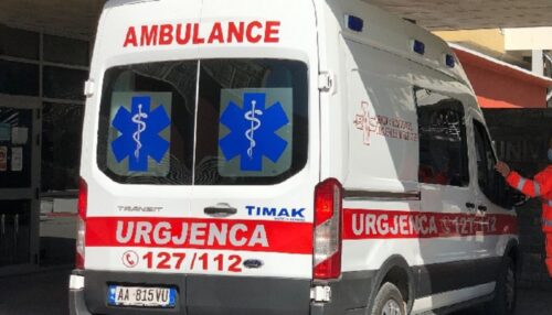 Makina del nga rruga dhe përplaset me shtyllën elektrike në aksin Fier–Levan, një i plagosur